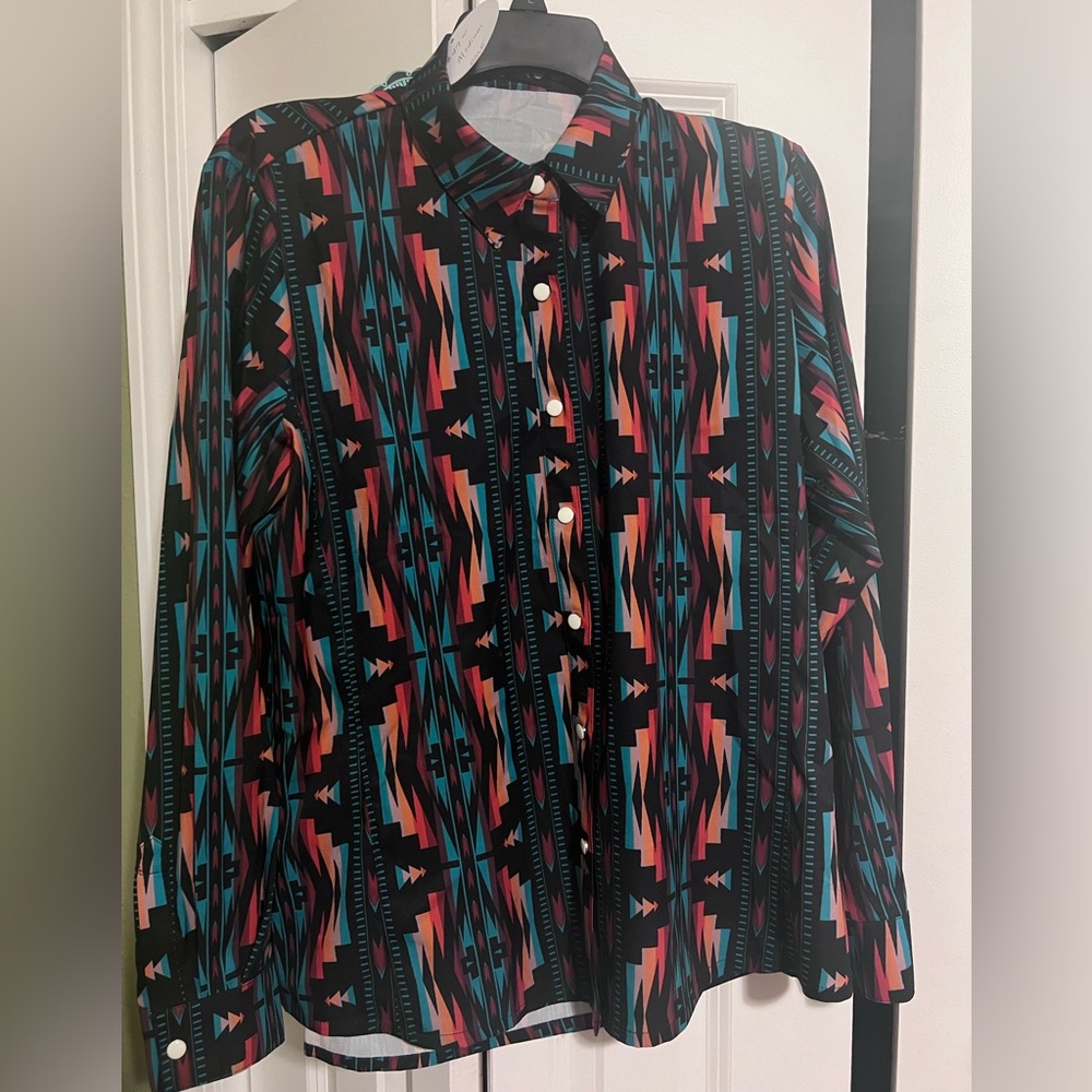 Women’s pearl snap western shirt. NWT, size medium.